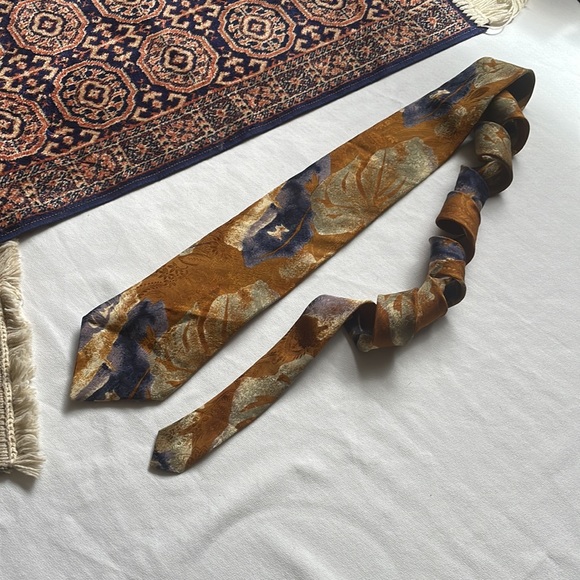 Moore’s “Very” 1980’s floral pattern Silk tie - Picture 2 of 9